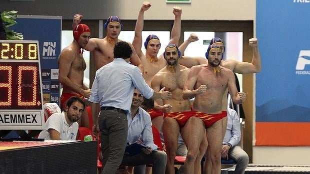 Los jugadores españoles celebran el triunfo