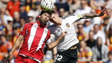 Santi Mina y Coke pugnan por un balon aéreo