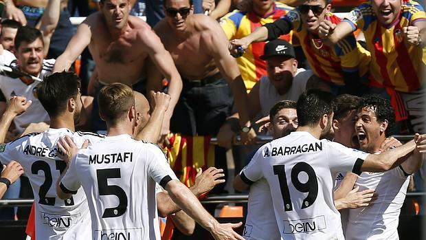 Los jugadores del Valencia celebran el triunfo ante el Sevilla en Mestalla