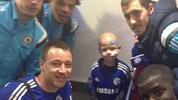 John Terry y varios jugadores del Chelsea, con el pequeño Tommi