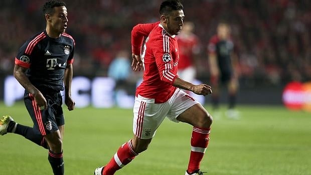 Thiago persigue al benfiquista Salvio