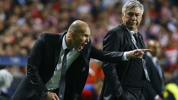 Esta imagen de Zidane gritando al lado de Ancelotti corresponde a la final de Lisboa