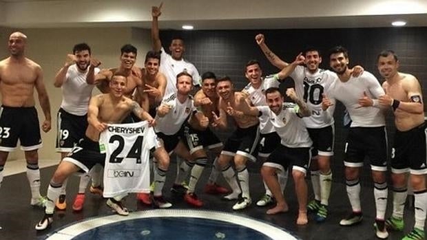 Los jugadores del Valencia en el Camp Nou con la camiseta de Cheryshev