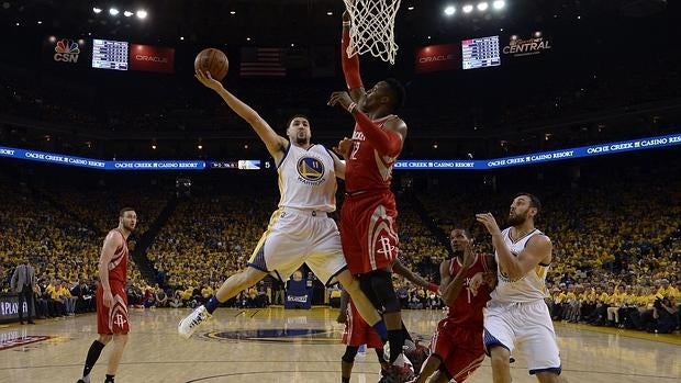 Klay Thompson lanza a canasta ante Dwight Howard