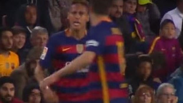 El tenso encontronazo de Neymar con Jordi Alba