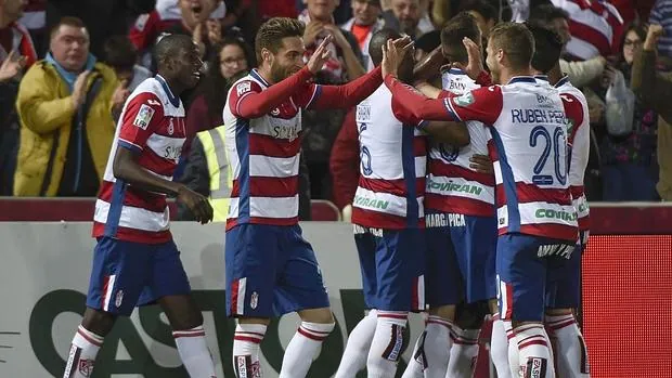 Los jugadores del Granada celebran uno de los cinco goles ante el Levante