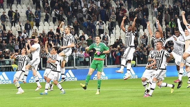 Los jugadores de la Juventus celebran su triunfo contra el Lazio