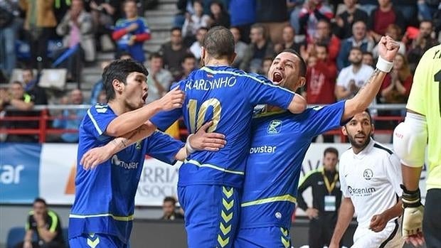 Ricardinho celebra un gol con Cardinal y Daniel