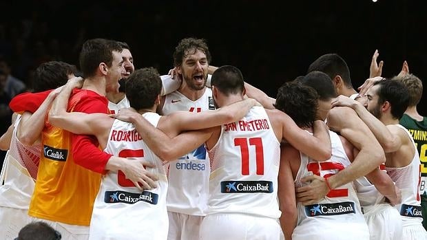 Los jugadores de España celebran el triunfo en el Eurobasket