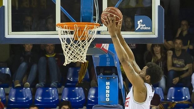 Trey Thompkins hace un mate en el Palau