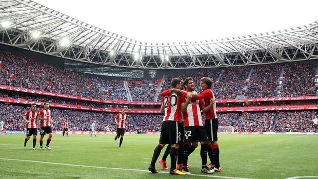 El Athletic remonta a un Celta en inferioridad