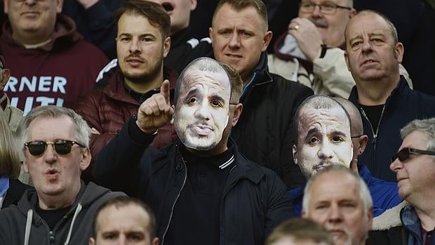 Seguidores del Aston Villa en el campo del Watford