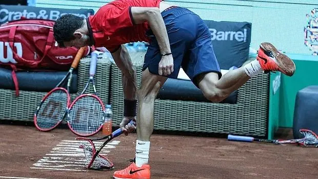 Dimitrov, destrozando una de las raquetas