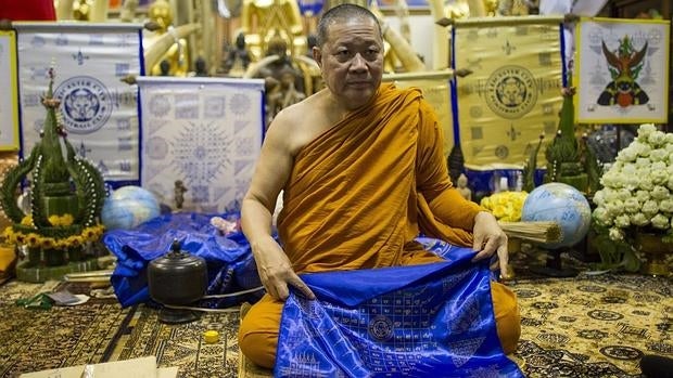 Phra Prommangkalachan muestra una tela dedicada al Leicester