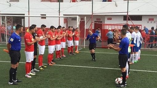 Pasillo al árbitro de los jugadores de Las Zocas y del Lanzarote