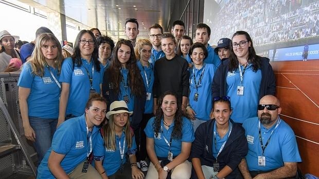 Un grupo de voluntarios con la tenista Simona Halep en la Caja Mágica