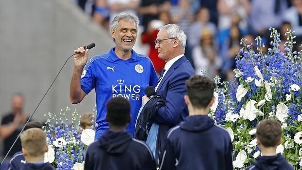 Bocelli, con la camiseta del Leicester, junto a Ranieri