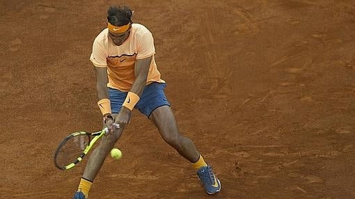 Rafa Nadal golpeando la pelota con un revés