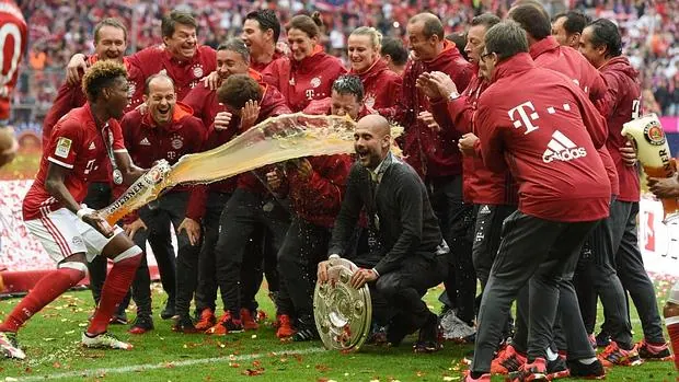 Los jugadores y técnico del Bayern celebran el título