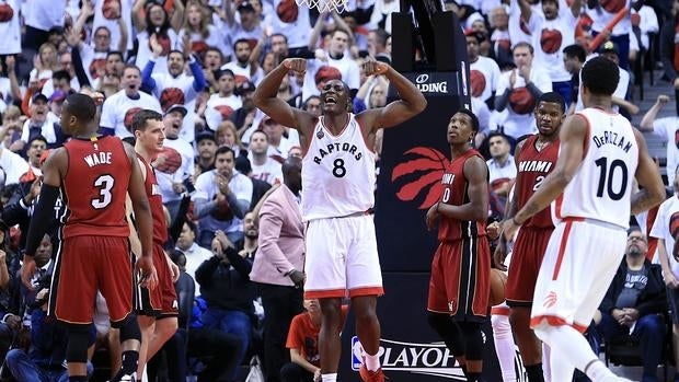 Los Raptors celebran una canasta