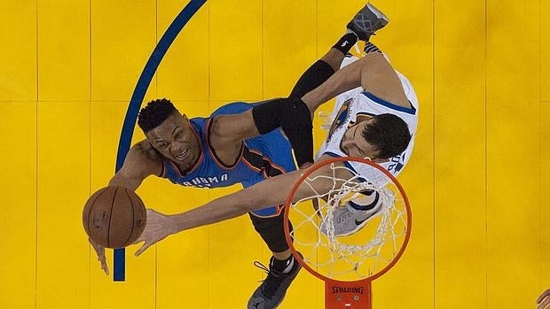 Russell Westbrook entra a canasta ante Andrew Bogut