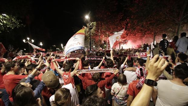 La afición sevillista toma la Puerta de Jerez