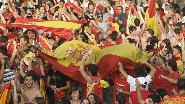 Aficionados de la selección, con banderas de España
