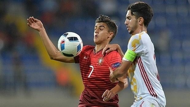 El portugués Joao Filipe disputa un balón en la final con el español Manu Morlanes