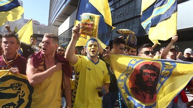 La afición anima a su Cádiz CF en Carranza