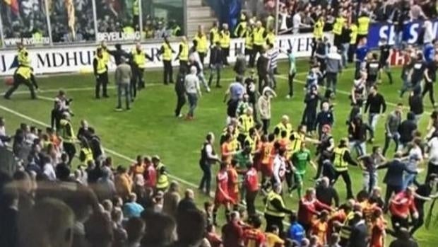 Pelea entre los hinchas del De Graafschap y el Go Ahead Eagles