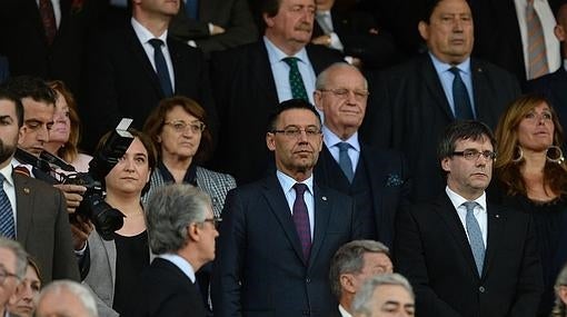 El presidente del FC Barcelona, Josep Maria Bartomeu acompañado por Colau y Puigdemont