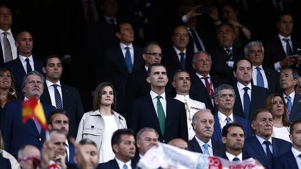 Los Reyes y varios políticos presentes en la final de la Copa del Rey