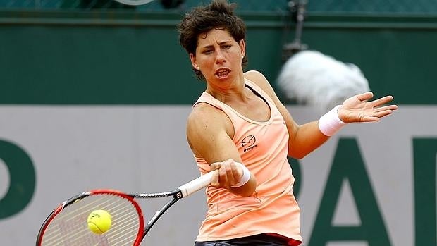 Carla Suárez durante el partido jugado contra Katerina Siniakova en Roland Garros