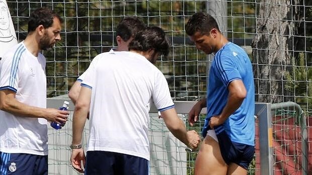 Cristiano Ronaldo tras recibir un golpe durante un entrenamiento
