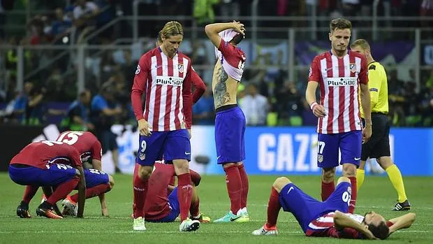 Los jugadoers del Atlético, desolados
