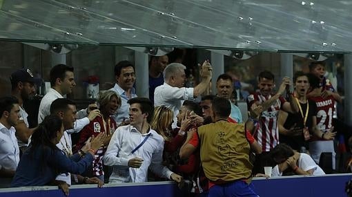 El fogoso beso de Carrasco con su novia modelo tras el gol del empate