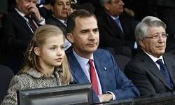 40 años de diferencia: la Infanta Leonor, junto a su padre en el palco del Vicente Calderón el pasado mes de abril para ver el Atlético-Bayern