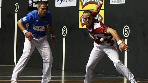 Olaizola (azul) y Martínez de Irujo (rojo) son los dominadores del circuito de pelota