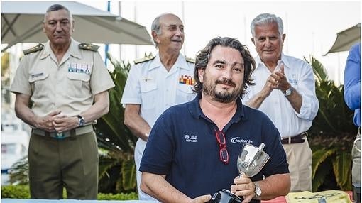 Jaime Darder, tripulante del Nautiservice, con su trofeo