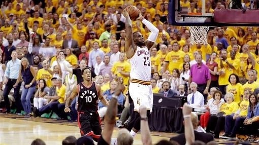 LeBron James machaca en un contraataque contra Toronto