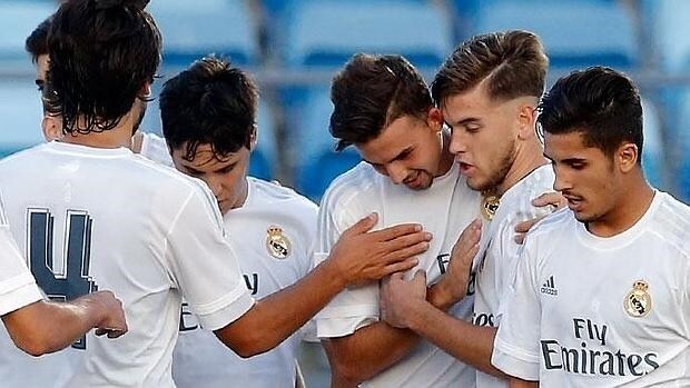Los jugadores del Real madrid Castilla celebran un gol