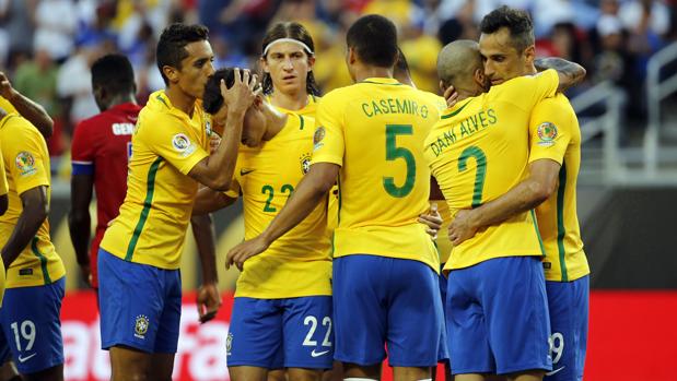 Brasil celebra uno de los tantos ante Haití