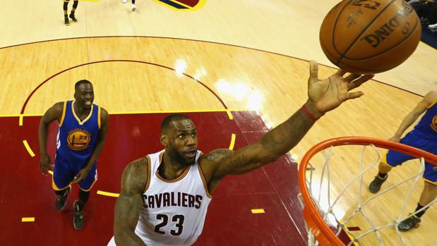 LeBron y los Cavaliers se toman la revancha y recortan distancias ante los Warriors