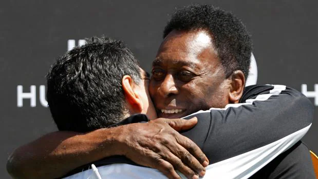 Pelé y Maradona se abrazan para «hacer las paces»