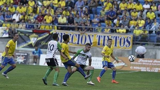 El Racing de Santander, obligado a remontar ante el Cádiz tras el 1-0 de la ida