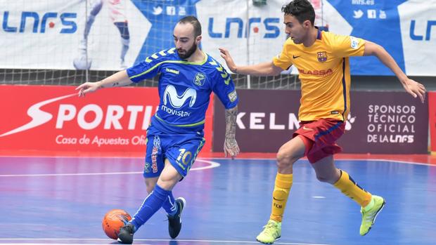 Ricardinho conduce la pelota ante Aicardo