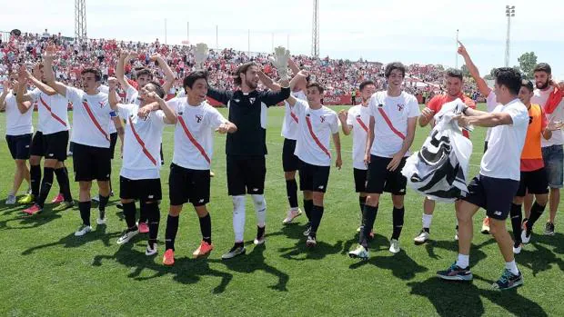 Los jugadores del Sevilla Atlético celebran su victoria