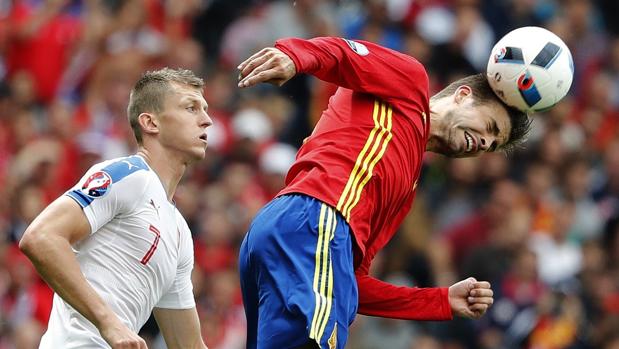 Iniesta y Piqué le dan el triunfo a España