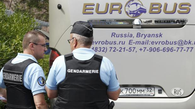 Policías franceses, junto a un autobús de aficionados rusos