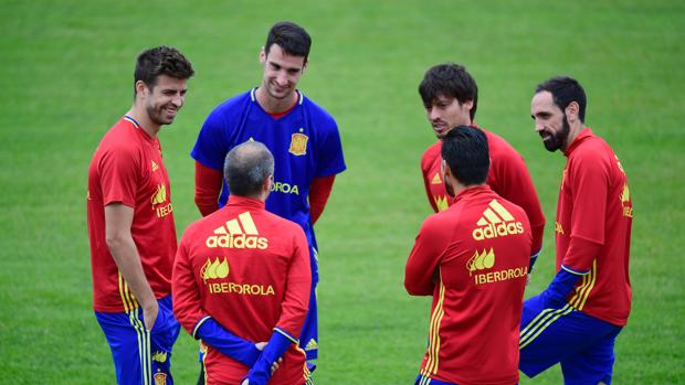 Piqué, durante el entrenamiento del martes en la Isla de Ré